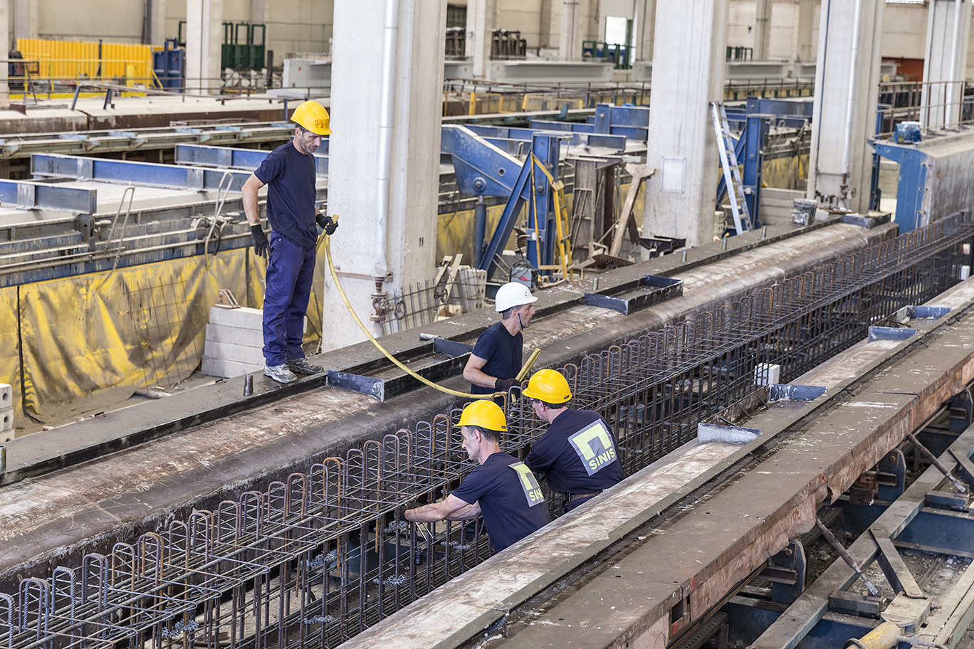 Operai SINIS al lavoro nello stabilimento di Modugno